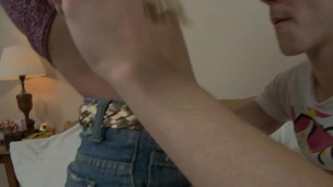 подросток блондинки укороченный любители мастурбация пальчиками мастурбация крупный план лизать киску спальня бритая киска