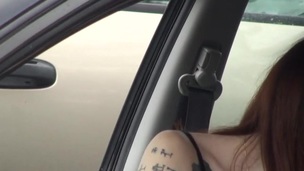 zuigen brunette tiener pijpen amateur auto close up tatoeage piercing voyeur