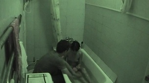 Amateur pair manages to have a fun hawt sex inside the diminutive bath