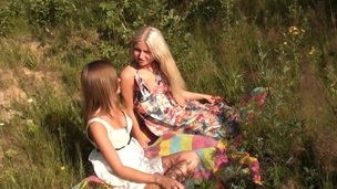brunette teenager trimmet lesbisk rusisk udendørs giver finger onani nærbillede fisse slikning